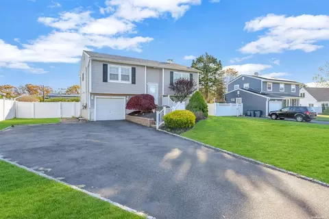15 Glide Ln, Holtsville, NY 11742