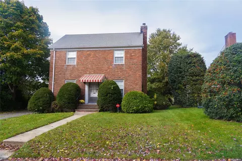 29 Centre Dr, Manhasset, NY 11030
