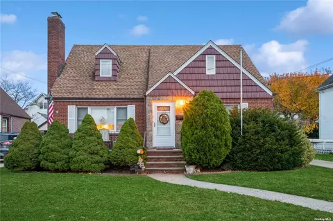 642 S 11th St, New Hyde Park, NY 11040