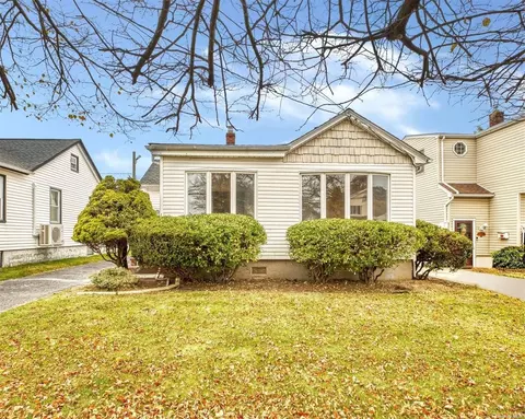 2853 Royle St, Bellmore, NY 11710