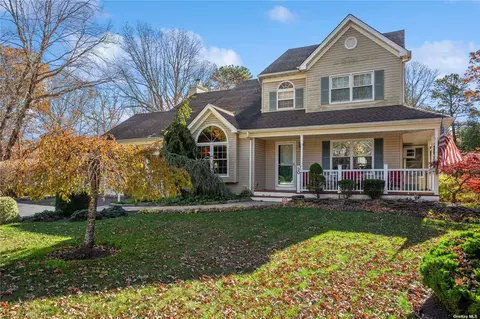 30 Stony Hollow Ln, Ridge, NY 11961