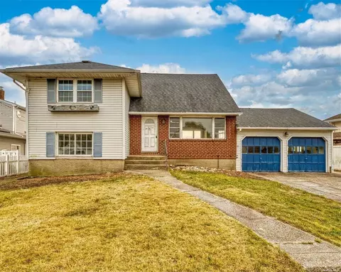 32 Manor Ln, Copiague, NY 11726