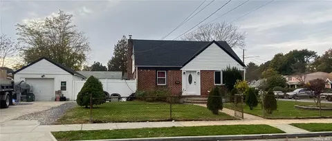 674 Nostrand Ave, Uniondale, NY 11553
