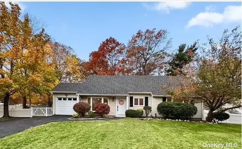 4 Pheasant Valley Dr, Coram, NY 11727