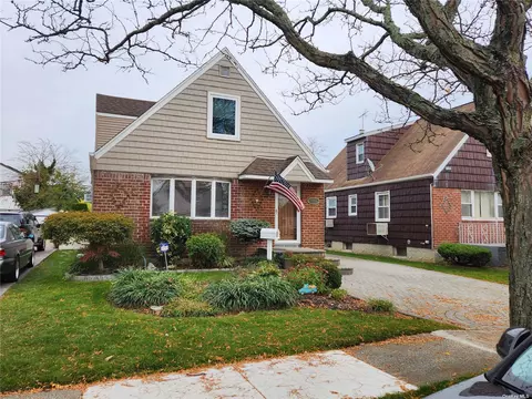 80-27 268th St, Floral Park, NY 11004