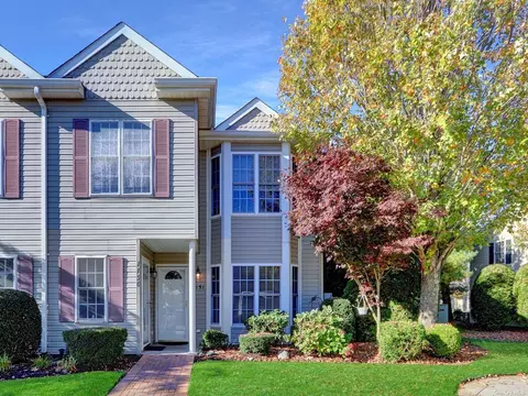 1151 Savoy Dr #1151, Melville, NY 11747