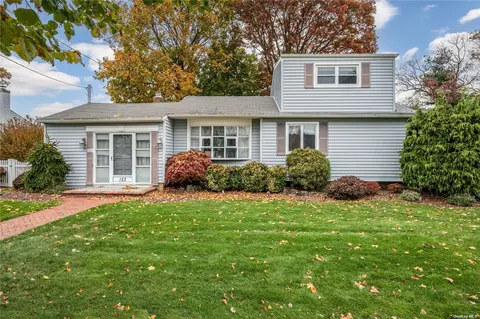 123 N Kings Ave, Massapequa, NY 11758