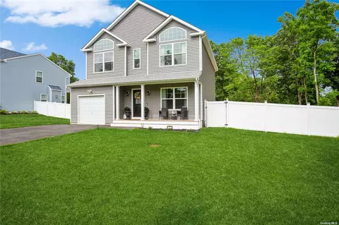 1 Cramer Ct, Medford, NY 11763