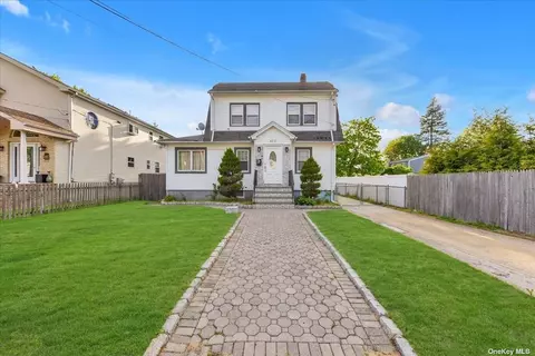 472 Liberty St, Uniondale, NY 11553