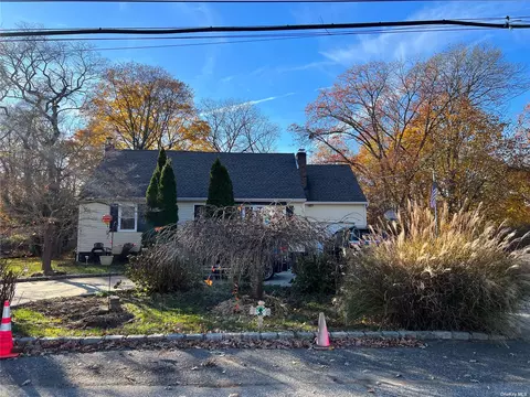 30 Dow St, Central Islip, NY 11722