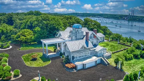 18 Ships Point Way, Port Jefferson, NY 11777