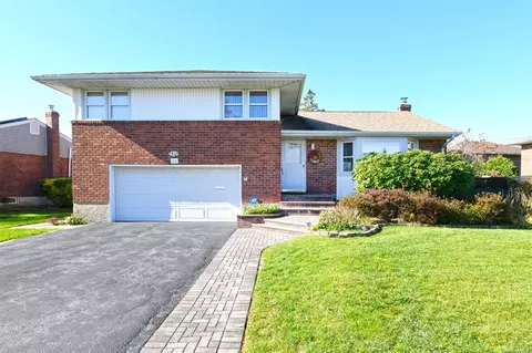 22 Balsam Dr, Hicksville, NY 11801