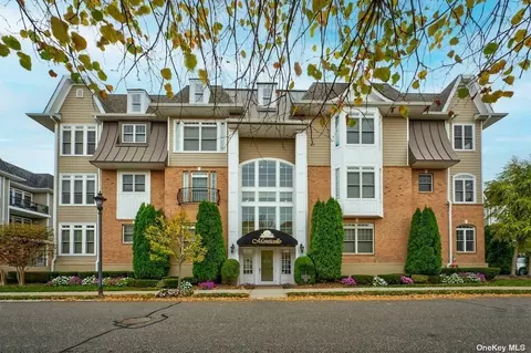 140 Shady Ln #201M, Westbury, NY 11590