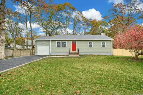5 Smith Ln, Middle Island, NY 11953