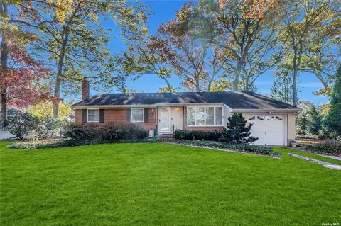 24 Del Pl, Hauppauge, NY 11788