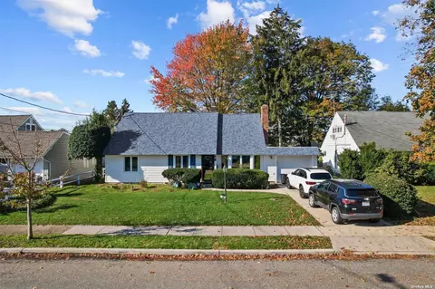 46 Oak St, Hicksville, NY 11801