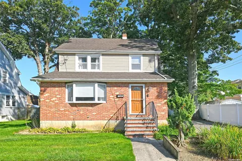581 New York Ave, Baldwin, NY 11510