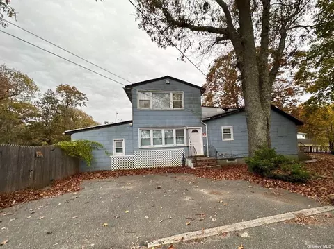 153 S Evergreen Dr, Selden, NY 11784
