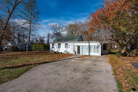 30 Ryerson Ave, Manorville, NY 11949