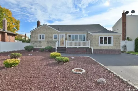 15 Stewart St, Plainview, NY 11803