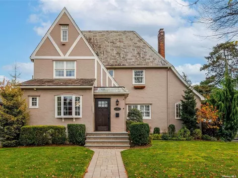 41 Bedford Ave, Rockville Centre, NY 11570