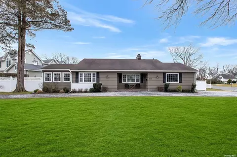 10 Puritan Rd, Sayville, NY 11782