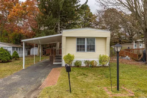 9 Mindy Ln, Bohemia, NY 11716