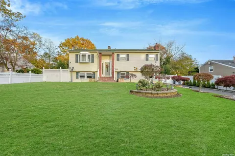 3005 New London Ave, Medford, NY 11763
