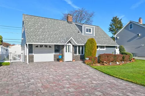 31 Sunrise Ln, Levittown, NY 11756