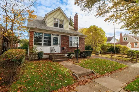 121 Hawthorne Ave, Floral Park, NY 11001