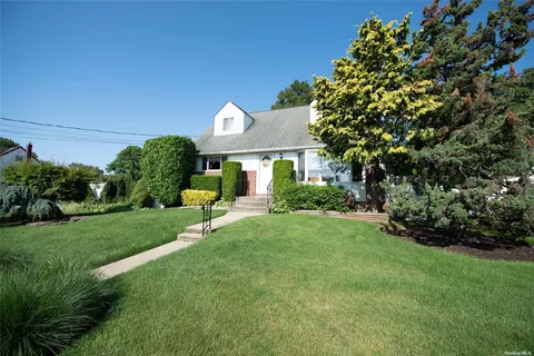 174 Burlington Ave, Deer Park, NY 11729