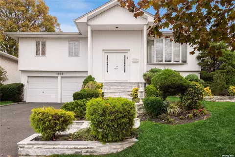 1102 Fordham Ln, Woodmere, NY 11598