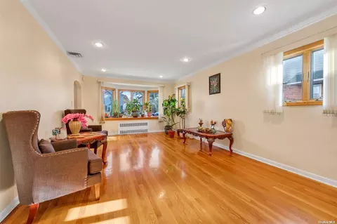 82-08 213th St, Queens Village, NY 11427
