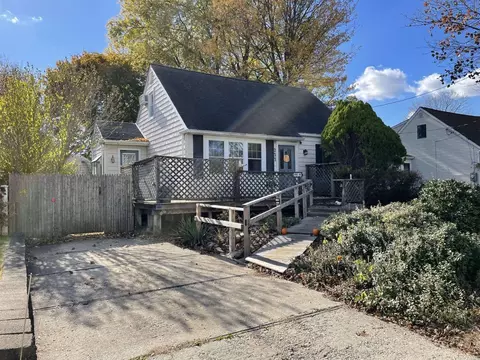 233 43rd St, Lindenhurst, NY 11757
