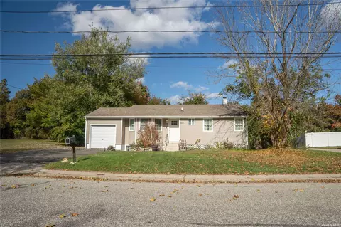 2601 Race Ave, Medford, NY 11763