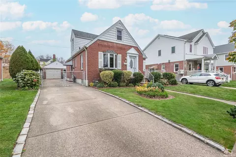 23 Evergreen Ln, New Hyde Park, NY 11040