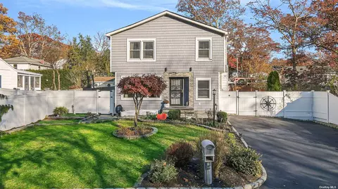73 Mott St, Patchogue, NY 11772 photo 1