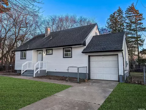 240 Ackerman St, Central Islip, NY 11722