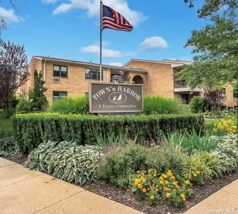 51 Hampton Pl #17E, Freeport, NY 11520