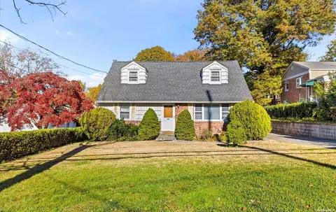 100 Glenwood Rd, Glenwood Landing, NY 11547