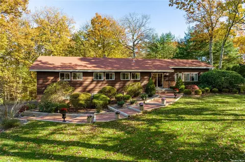 17 Trescott Path, Fort Salonga, NY 11768