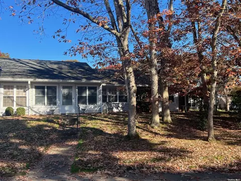 203 Newcastle Ct # B, Ridge, NY 11961