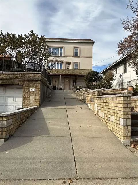 21-30 Hazen St, East Elmhurst, NY 11370