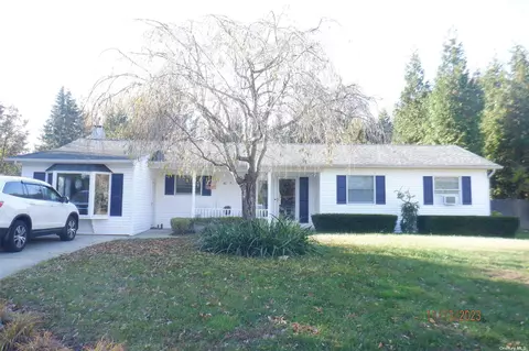 26 Huck Finn Ln, Shoreham, NY 11786