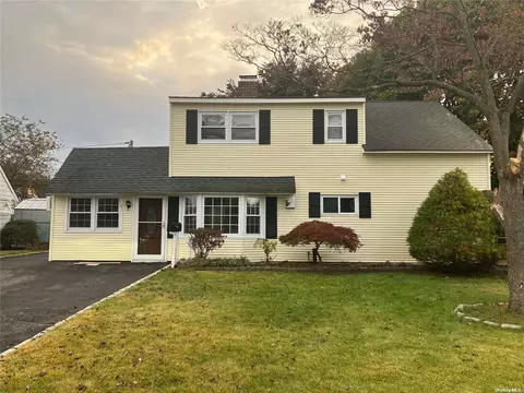 31 Wishing Ln, Hicksville, NY 11801