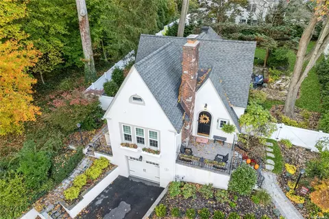 2 Cedar Ln, Glen Head, NY 11545