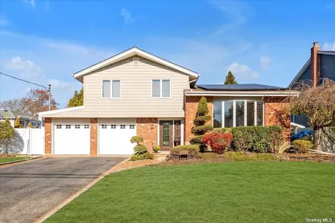 31 Brewster Rd, Massapequa, NY 11758