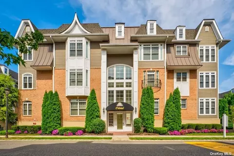 88 Shady Ln #35205, Westbury, NY 11590