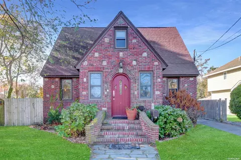 8 Garfield Ave, East Islip, NY 11730