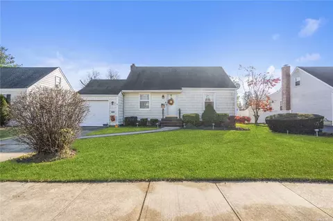 11 Carson St, Bethpage, NY 11714